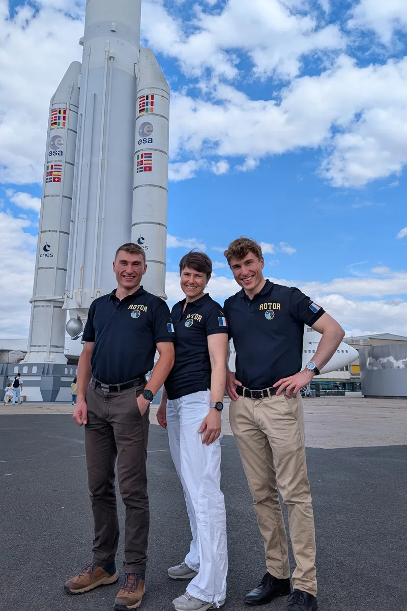 Tous les trois au pied de l'Ariane 5 du musée.