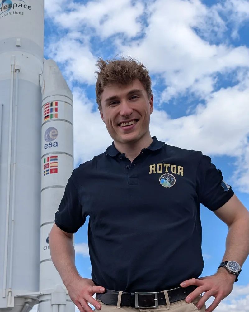 Romain Bouxirot au pied de l'Ariane 5 du Musée de l'Air et de l'Espace, en août 2026.