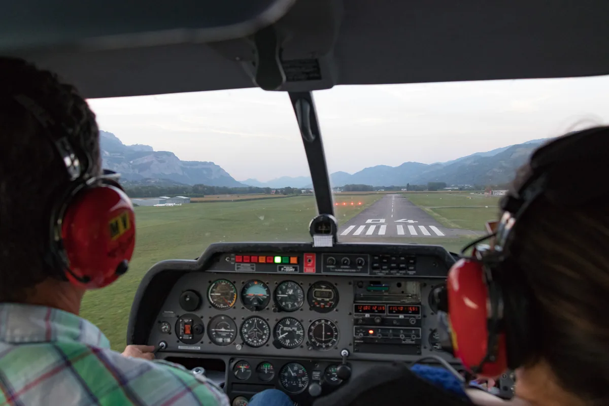 En finale dans un DR400, à l'aérodrome de Grenoble-Le Versoud : la piste droit devant, les montagnes au fond. Photo : Pierre Goiffon, CC BY-SA 4.0