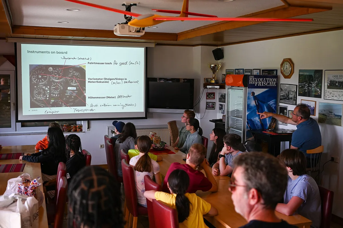 Dans la salle d'un club de vol à voile, des jeunes découvrent les instruments de bord d'un planeur : anémomètre, variomètre, altimètre. Photo : US Air Force, domaine public