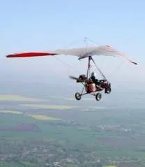 Pendulaire en vol : une aile delta souple sous laquelle est suspendu un chariot à trois roues portant deux sièges et une hélice propulsive (la classe 2 des ULM)