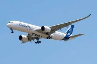 Airbus A350 en approche, train sorti : avion de ligne à réaction, aile basse en flèche et deux réacteurs suspendus sous les ailes