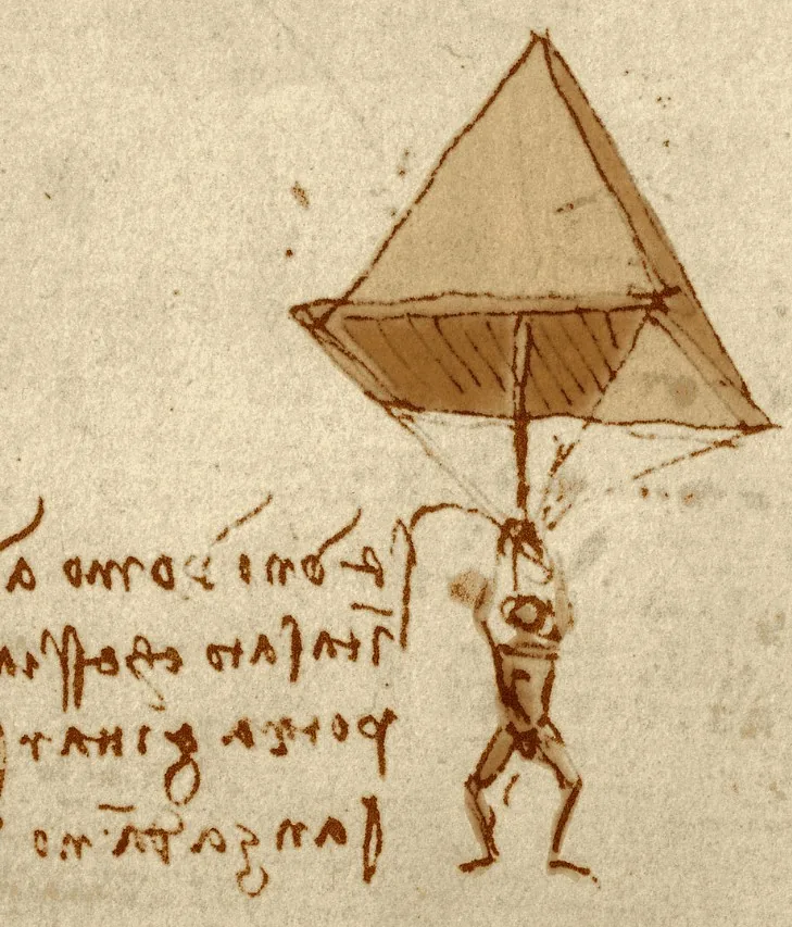 Croquis du parachute de Léonard de Vinci : une pyramide de toile à base carrée et à faces triangulaires, sous laquelle un homme est suspendu par quatre cordes, avec la note manuscrite en écriture inversée