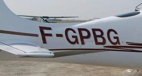 Immatriculation F-GPBG peinte en grand sur le fuselage arrière d’un avion léger blanc