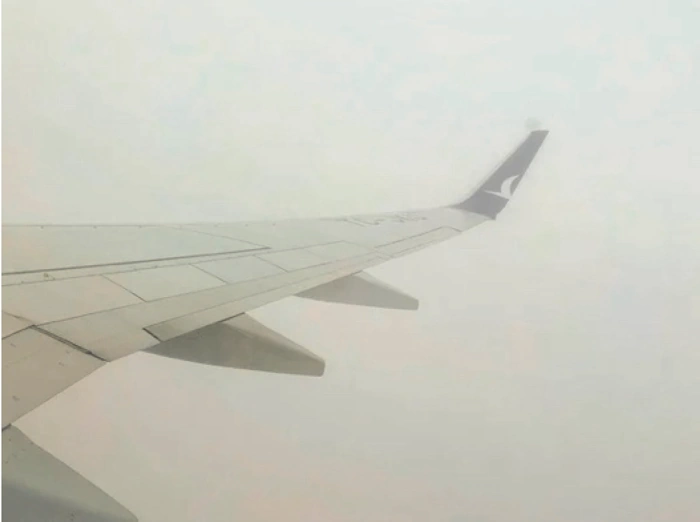 Photographie de l’aile d’un avion de ligne, prise depuis un hublot