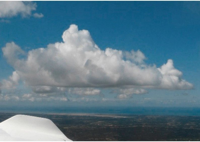 Photographie du nuage à identifier, prise depuis un avion dont on voit l’aile