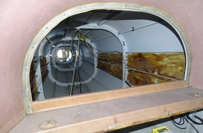 Photographie de l’intérieur du fuselage d’un Rallye, deux éléments de structure numérotés 1 et 2