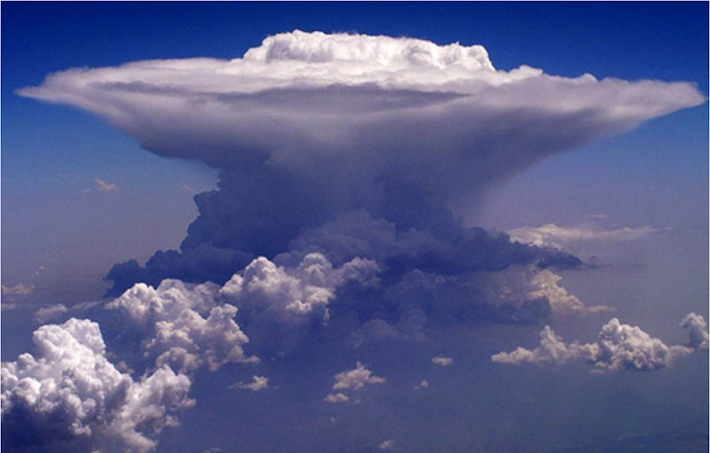 Photographie du nuage à identifier, sur fond de ciel bleu