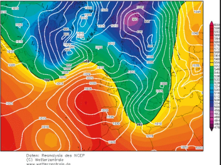 Carte de réanalyse NCEP publiée par Wetterzentrale sur l’Europe et l’Atlantique nord, lignes blanches sur fond coloré